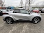 Toyota C-HR PLUG IN HYBRID 220 FIRST EDITION NL-AUTO 1E-EIG AFN-TREKHAAK STOEL/STUURVER ALL-SEASON LED EL-ACHTERKLEP 360-CAMERA BSM