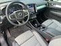 Volvo XC40 2.0 B4 Plus Dark Mild hybrid, Automaat, Driver assist, BLIS, Trekhaak semi elektrisch inklapbaar, Stoel- en stuurverwarming, Parkeercamera, Park assist voor- en achter, verwarmde voorruit
