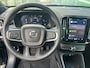 Volvo XC40 2.0 B4 Plus Dark Mild hybrid, Automaat, Driver assist, BLIS, Trekhaak semi elektrisch inklapbaar, Stoel- en stuurverwarming, Parkeercamera, Park assist voor- en achter, verwarmde voorruit