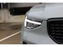 Volvo XC40 B4 Plus Dark | Verwarmbare Voorstoelen en Stuurwiel | Semi-Elektrische Trekhaak | Verwarmbare Voorruit | Premium Audio by Harman Kardon | Adaptieve Cruise Control | Park Assist