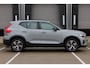 Volvo XC40 B4 Plus Dark | Verwarmbare Voorstoelen en Stuurwiel | Semi-Elektrische Trekhaak | Verwarmbare Voorruit | Premium Audio by Harman Kardon | Adaptieve Cruise Control | Park Assist