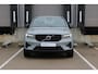 Volvo XC40 B4 Plus Dark | Verwarmbare Voorstoelen en Stuurwiel | Semi-Elektrische Trekhaak | Verwarmbare Voorruit | Premium Audio by Harman Kardon | Adaptieve Cruise Control | Park Assist