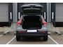 Volvo XC40 B4 Plus Dark | Verwarmbare Voorstoelen en Stuurwiel | Semi-Elektrische Trekhaak | Verwarmbare Voorruit | Premium Audio by Harman Kardon | Adaptieve Cruise Control | Park Assist