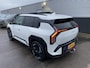 Kia EV3 GT-PlusLine 81.4 kWh Auto vol luxe! Schuif-/kanteldak, trekhaak, V2L, stoelverwarming, navigatie, Apple CarPlay/Android Auto, NL-auto, boekjes compleet