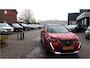 Peugeot 2008 130 Pk Luxe Allure * Unieke Kilometerstand * Door ons zelf onderhouden * * Navigatie * Stoelverwarming * Parkeer Camera * L.M. Velgen * Climate & Cruise Control * Start Button * Dab Radio * 1/2 Lederen Interieur * Apple Carplay / Android Auto * Vingerhoets; Vierde Generatie Eersteklas Service !
