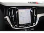 Volvo V60 T8 455PK Plug-in hybrid AWD Ultra Dark | Adaptieve Cruise Control met Pilot Assist | Premium audio by Harman Kardon | 360 graden camera | Elektrisch bedienbaar panoramisch schuif-/kanteldak | Stoelverwarming | Elektrische voorstoelen met geheugen | Stuurwielverwarming | Semi-elektrische trekhaak | Extra getint glas