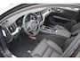 Volvo V60 T8 455PK Plug-in hybrid AWD Ultra Dark | Adaptieve Cruise Control met Pilot Assist | Premium audio by Harman Kardon | 360 graden camera | Elektrisch bedienbaar panoramisch schuif-/kanteldak | Stoelverwarming | Elektrische voorstoelen met geheugen | Stuurwielverwarming | Semi-elektrische trekhaak | Extra getint glas