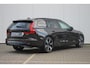 Volvo V60 T8 455PK Plug-in hybrid AWD Ultra Dark | Adaptieve Cruise Control met Pilot Assist | Premium audio by Harman Kardon | 360 graden camera | Elektrisch bedienbaar panoramisch schuif-/kanteldak | Stoelverwarming | Elektrische voorstoelen met geheugen | Stuurwielverwarming | Semi-elektrische trekhaak | Extra getint glas