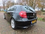 BMW 1-Serie 118i Business Line 143 PK Climatecontrol Sportstoelen Pdc 5 Drs 6 Bak LM Velgen Trekhaak***NL Auto**** Goed Onderhouden***Apk t/m 26-11-2026***