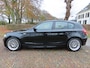 BMW 1-Serie 118i Business Line 143 PK Climatecontrol Sportstoelen Pdc 5 Drs 6 Bak LM Velgen Trekhaak***NL Auto**** Goed Onderhouden***Apk t/m 26-11-2026***