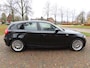 BMW 1-Serie 118i Business Line 143 PK Climatecontrol Sportstoelen Pdc 5 Drs 6 Bak LM Velgen Trekhaak***NL Auto**** Goed Onderhouden***Apk t/m 26-11-2026***