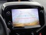 Peugeot 108 Allure 72pk | Navigatie via Apple Carplay / Android Auto | Achteruitrijcamera | Climate Control | Bluetooth | Automatisch dimlicht | Elektrische ramen | Centrale portiervergrendeling | Radio/MP3 speler met stuurbediening | All seasonbanden | Lage kilometerstand | 15" lichtmetalen velgen |