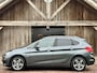 BMW 2-Serie Active Tourer 218i Executive Sport Line Automaat | LED, Trekhaak, Navigatie, Camera, Parkeersensoren, Getint Glas, 17”
