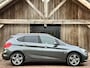 BMW 2-Serie Active Tourer 218i Executive Sport Line Automaat | LED, Trekhaak, Navigatie, Camera, Parkeersensoren, Getint Glas, 17”