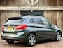 BMW 2-Serie Active Tourer 218i Executive Sport Line Automaat | LED, Trekhaak, Navigatie, Camera, Parkeersensoren, Getint Glas, 17”