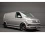 Volkswagen Transporter 2.0 TDI L2H1 150PK / APPLE CARPLAY / VERLAAGD / LEDEREN BEKLEDING / FULL BLACK / TREKAAK / SPOILER / CRUISE