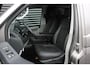 Volkswagen Transporter 2.0 TDI L2H1 150PK / APPLE CARPLAY / VERLAAGD / LEDEREN BEKLEDING / FULL BLACK / TREKAAK / SPOILER / CRUISE