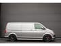 Volkswagen Transporter 2.0 TDI L2H1 150PK / APPLE CARPLAY / VERLAAGD / LEDEREN BEKLEDING / FULL BLACK / TREKAAK / SPOILER / CRUISE