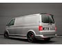 Volkswagen Transporter 2.0 TDI L2H1 150PK / APPLE CARPLAY / VERLAAGD / LEDEREN BEKLEDING / FULL BLACK / TREKAAK / SPOILER / CRUISE