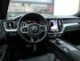 Volvo XC60 2.0 Recharge T8 AWD R-Design | Black Optic | Luchtvering | 360°-camera | Panoramadak | Trekhaak | Stuur-/Stoelverwarming | Apple-/Android Carplay | ACC | Dodehoek detectie | Contourstoelen