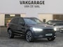 Volvo XC60 2.0 Recharge T8 AWD R-Design | Black Optic | Luchtvering | 360°-camera | Panoramadak | Trekhaak | Stuur-/Stoelverwarming | Apple-/Android Carplay | ACC | Dodehoek detectie | Contourstoelen