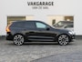 Volvo XC60 2.0 Recharge T8 AWD R-Design | Black Optic | Luchtvering | 360°-camera | Panoramadak | Trekhaak | Stuur-/Stoelverwarming | Apple-/Android Carplay | ACC | Dodehoek detectie | Contourstoelen