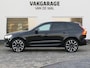 Volvo XC60 2.0 Recharge T8 AWD R-Design | Black Optic | Luchtvering | 360°-camera | Panoramadak | Trekhaak | Stuur-/Stoelverwarming | Apple-/Android Carplay | ACC | Dodehoek detectie | Contourstoelen