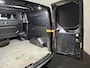 Ford Transit Custom 320 2.0 TDCI L2H1 Platinum Edition met o.a. een trekhaak, dodehoek detectie, elektrisch verwarmbare voorstoelen en een elektrisch verwarmbare voorruit