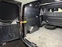 Ford Transit Custom 320 2.0 TDCI L2H1 Platinum Edition met o.a. een trekhaak, dodehoek detectie, elektrisch verwarmbare voorstoelen en een elektrisch verwarmbare voorruit