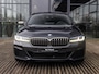 BMW 5-Serie M550i xDrive High Executive | HARMAN KARDON | COMFORT ACCES | BMW LASER LIGHT | 20 INCH | SCHUIF-KANTELDAK | ADAPTIVE CRUISE CONTROL | VOLLEDIG BMW DEALER ONDERHOUDEN | SOPHISTO GRAU |