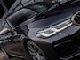 BMW 5-Serie M550i xDrive High Executive | HARMAN KARDON | COMFORT ACCES | BMW LASER LIGHT | 20 INCH | SCHUIF-KANTELDAK | ADAPTIVE CRUISE CONTROL | VOLLEDIG BMW DEALER ONDERHOUDEN | SOPHISTO GRAU |