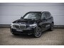 BMW X5 xDrive50e Hybride | Uniek | M Sport | Individual | B&W | Panodak | 4WS | Trekhaak | 22 inch | NL auto |