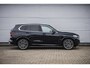 BMW X5 xDrive50e Hybride | Uniek | M Sport | Individual | B&W | Panodak | 4WS | Trekhaak | 22 inch | NL auto |