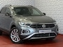 Volkswagen T-Roc 1.5 TSI 150PK EVO ADAP.CRUISE LED VIR.COCKPIT STOEL/.VERW. CAMERA TREKHAAK LMV 03.2025 HALF LEDER DODE.HOEK.DET "Volkswagen rijden begint bij Topautos.nl – 75 topmodellen direct op voorraad!"