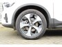 Volvo XC40 B4 Plus Dark | Trekhaak | Stoel- en Stuurverwarming | Adaptieve Cruise Control | Pilot Assist | Elektrische Voorstoelen | Achteruitrijcamera | Harman Kardon Audio