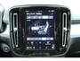 Volvo XC40 B4 Plus Dark | Trekhaak | Stoel- en Stuurverwarming | Adaptieve Cruise Control | Pilot Assist | Elektrische Voorstoelen | Achteruitrijcamera | Harman Kardon Audio