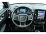 Volvo XC40 B4 Plus Dark | Trekhaak | Stoel- en Stuurverwarming | Adaptieve Cruise Control | Pilot Assist | Elektrische Voorstoelen | Achteruitrijcamera | Harman Kardon Audio