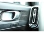 Volvo XC40 B4 Plus Dark | Trekhaak | Stoel- en Stuurverwarming | Adaptieve Cruise Control | Pilot Assist | Elektrische Voorstoelen | Achteruitrijcamera | Harman Kardon Audio