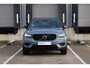Volvo XC40 T4 Recharge R-Design | 20" lichtmetalen velgen | Parkeer camera achter | Parkeer sensoren voor + achter | Verwarmde voorstoelen | Trekhaak