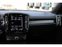 Volvo XC40 T4 Recharge R-Design | 20" lichtmetalen velgen | Parkeer camera achter | Parkeer sensoren voor + achter | Verwarmde voorstoelen | Trekhaak