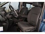 Renault Trafic 2.0-145pk dCi T29 L2H1 dubb. cabine Comfort. Erg nette Renault Trafic mèt dubbele cabine. Bijrijdersstoel, camera, LED verl., navigatie, tel. voorb., cruise control, airco, metallic lak, schuifdeur li+re, LM wielen, side bars, laadruimte betimmerd, trekhaak etc.