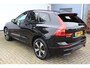 Volvo XC60 2.0 T6 Plug-in hybrid AWD Ultra Dark | Panorama dak | Elektrisch wegklapbare trekhaak | Stoel/stuur verwarming | Harman/Kardon Audiosysteem | Stoelventilatie | 360* Camera | Elektrisch verstelbare stoelen met memory | Achterbank Adaptive cruise | Climate controle | Apple CarPlay/Android Auto | Keyless entry/start | Dodehoek detectie |