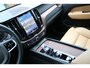 Volvo XC60 2.0 T6 Plug-in hybrid AWD Ultra Dark | Panorama dak | Elektrisch wegklapbare trekhaak | Stoel/stuur verwarming | Harman/Kardon Audiosysteem | Stoelventilatie | 360* Camera | Elektrisch verstelbare stoelen met memory | Achterbank Adaptive cruise | Climate controle | Apple CarPlay/Android Auto | Keyless entry/start | Dodehoek detectie |