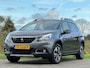 Peugeot 2008 1.2 PureTech 110pk Allure - Gris Platinium - Panorama/Camera - Chique
