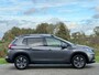 Peugeot 2008 1.2 PureTech 110pk Allure - Gris Platinium - Panorama/Camera - Chique