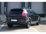 Volvo XC40 B4 Plus Black Edition | Elektrisch Verstelbare Voorstoelen | Getint Glas Achter | 20 inch Lichtmetalen Velgen | Keyless | Elektrische Achterklep | Premium audio by Harman Kardon | Stoelverwarming | Stuurverwarming | Volvo UX Infotainment | Adaptieve Cruise Control | Pilot Assist | BLIS