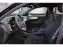 Volvo XC40 B4 Plus Black Edition | Elektrisch Verstelbare Voorstoelen | Getint Glas Achter | 20 inch Lichtmetalen Velgen | Keyless | Elektrische Achterklep | Premium audio by Harman Kardon | Stoelverwarming | Stuurverwarming | Volvo UX Infotainment | Adaptieve Cruise Control | Pilot Assist | BLIS
