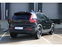 Volvo XC40 B4 Plus Black Edition | Elektrisch Verstelbare Voorstoelen | Getint Glas Achter | 20 inch Lichtmetalen Velgen | Keyless | Elektrische Achterklep | Premium audio by Harman Kardon | Stoelverwarming | Stuurverwarming | Volvo UX Infotainment | Adaptieve Cruise Control | Pilot Assist | BLIS