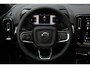 Volvo XC40 B4 Plus Black Edition | Elektrisch Verstelbare Voorstoelen | Getint Glas Achter | 20 inch Lichtmetalen Velgen | Keyless | Elektrische Achterklep | Premium audio by Harman Kardon | Stoelverwarming | Stuurverwarming | Volvo UX Infotainment | Adaptieve Cruise Control | Pilot Assist | BLIS
