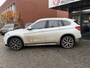BMW X1 sDrive20i Executive X-Line // LED // LEDER // HEAD-UP DISPLAY // ELEK. ACHTERKLEP // NAVI // PDC V+A //